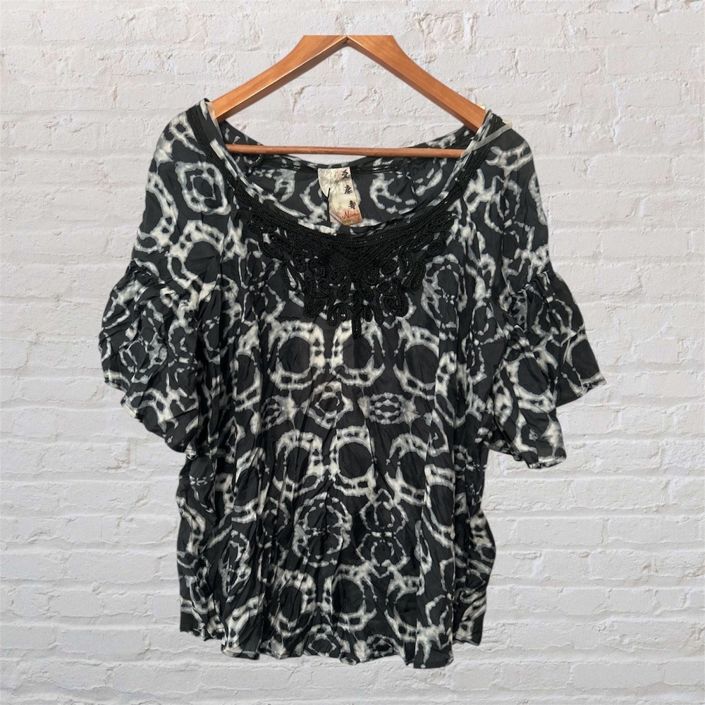 Da-Nang Boheme Black White Abstract Print Crochet Lace Bib‎ Ruffle Sleeve Top M